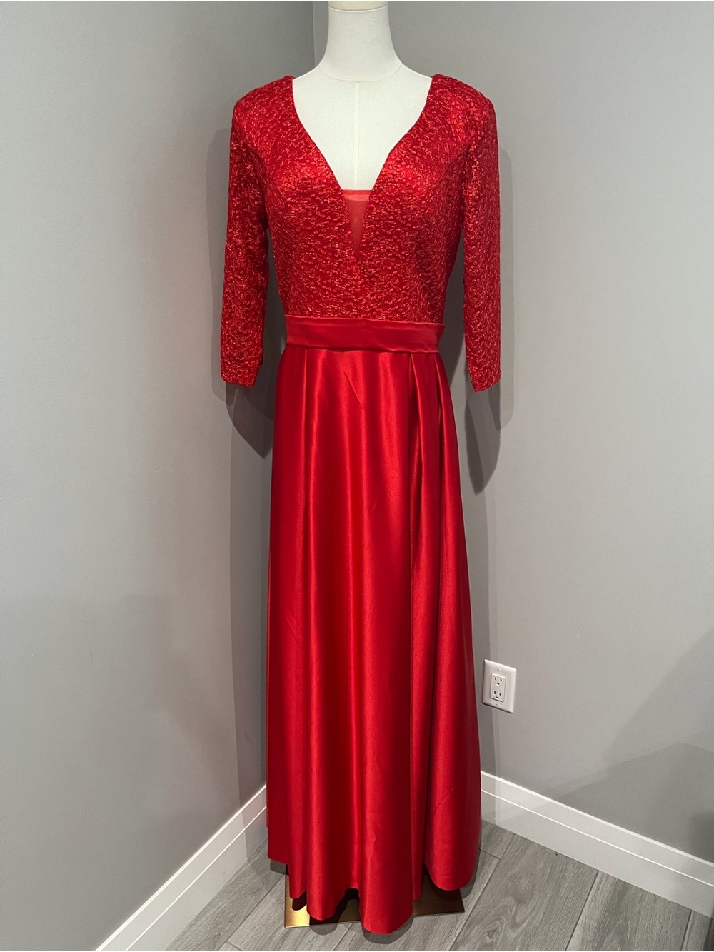 Elegant Red Lace & Satin Long Sleeve Evening Gown